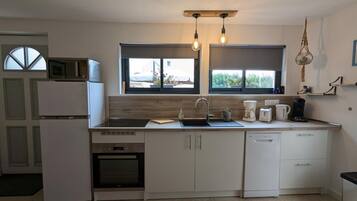 Réfrigérateur, micro-ondes, lave-vaisselle, chaise haute