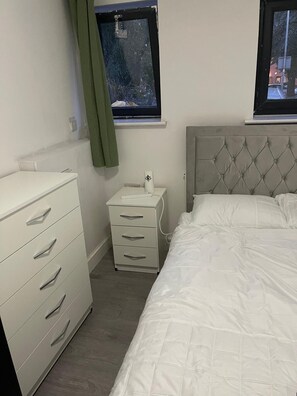 1 dormitori, planxa i posts de planxar, wifi gratuïta i roba de llit