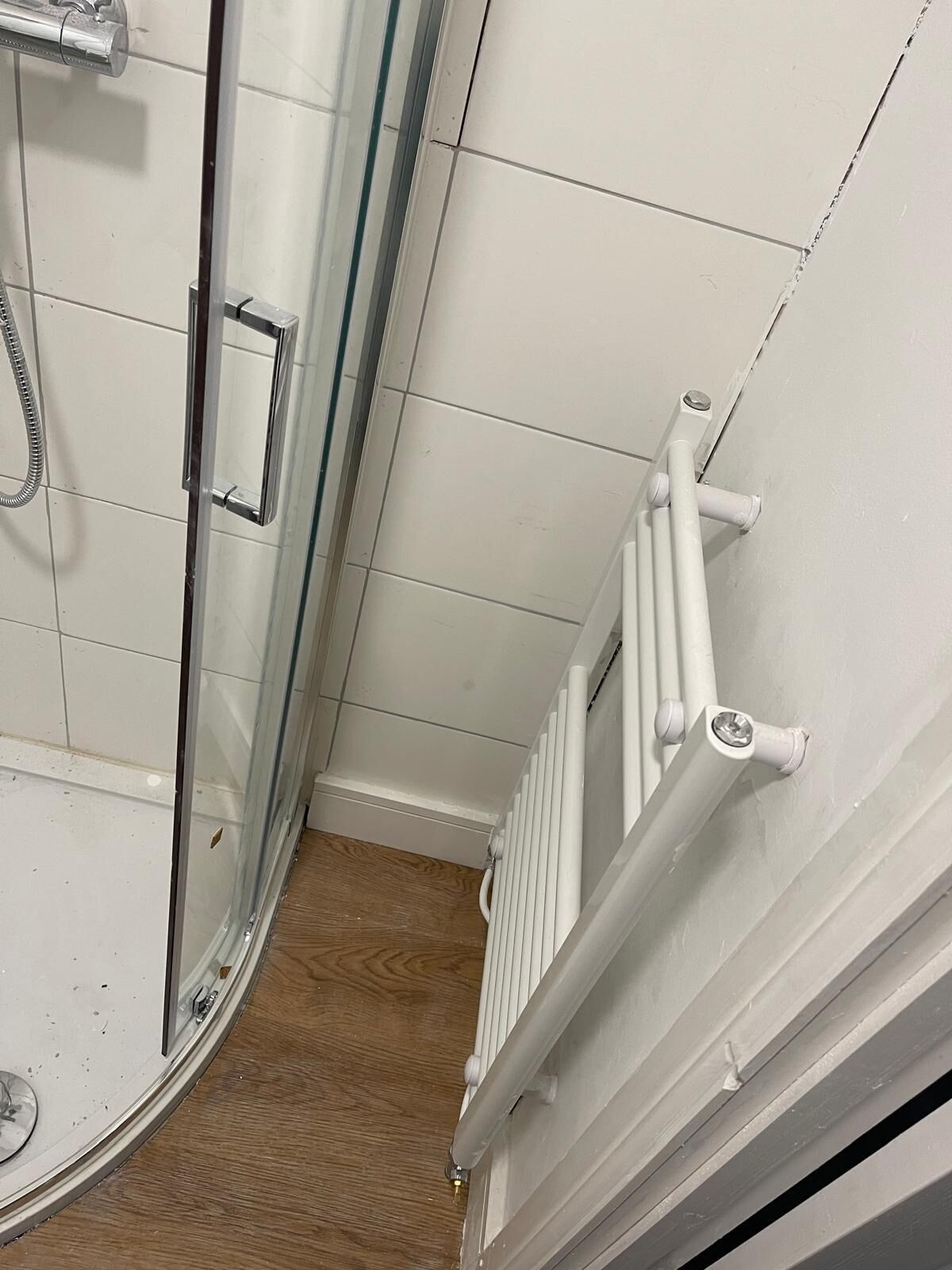 Haartrockner, Handtücher, Seife, Toilettenpapier