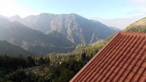 A mountainous landscape with a tiled roof in the foreground. - Valley View Hotel Encumeada (Ribeira Brava)