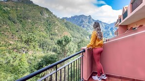 A balcony with a view of a mountainous landscape. - Valley View Hotel Encumeada (Ribeira Brava)