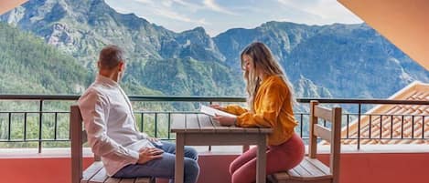 Deluxe tweepersoonskamer, uitzicht op heuvels | Kameruitzicht