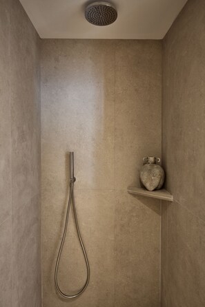 Douche, sĂšche-cheveux, serviettes fournies, savon