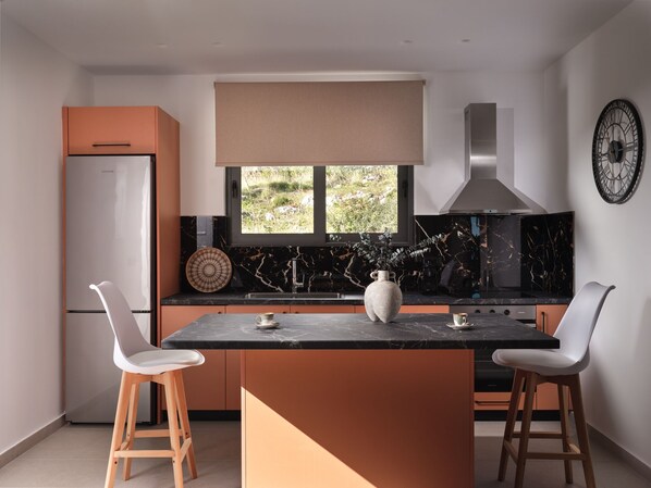 Geladeira, micro-ondas, fogão, cooktop