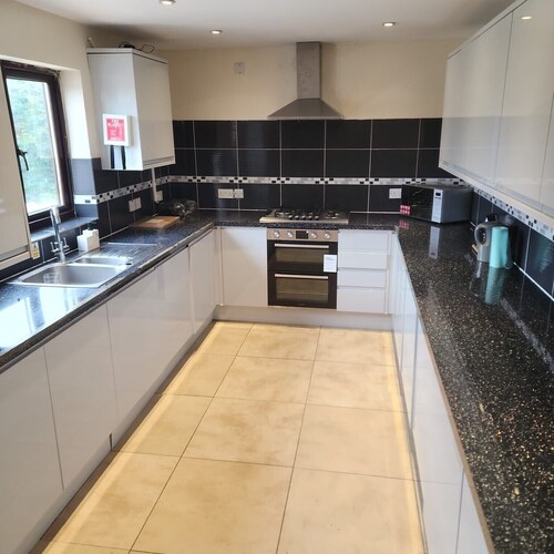 Spacious Luxury 4 Bed House Free Parking and Wifi