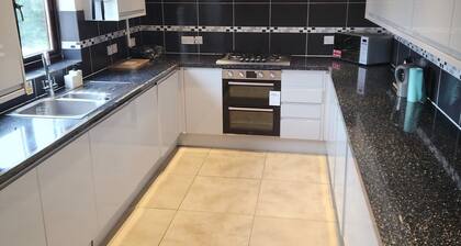 Spacious Luxury 4 Bed House Free Parking and Wifi