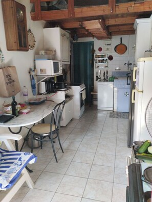 Fridge, microwave, oven, stovetop - Maison de Bord de mer (La Barre-de-Monts)