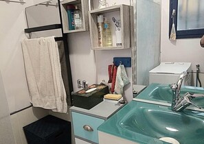 Sèche-cheveux, serviettes fournies