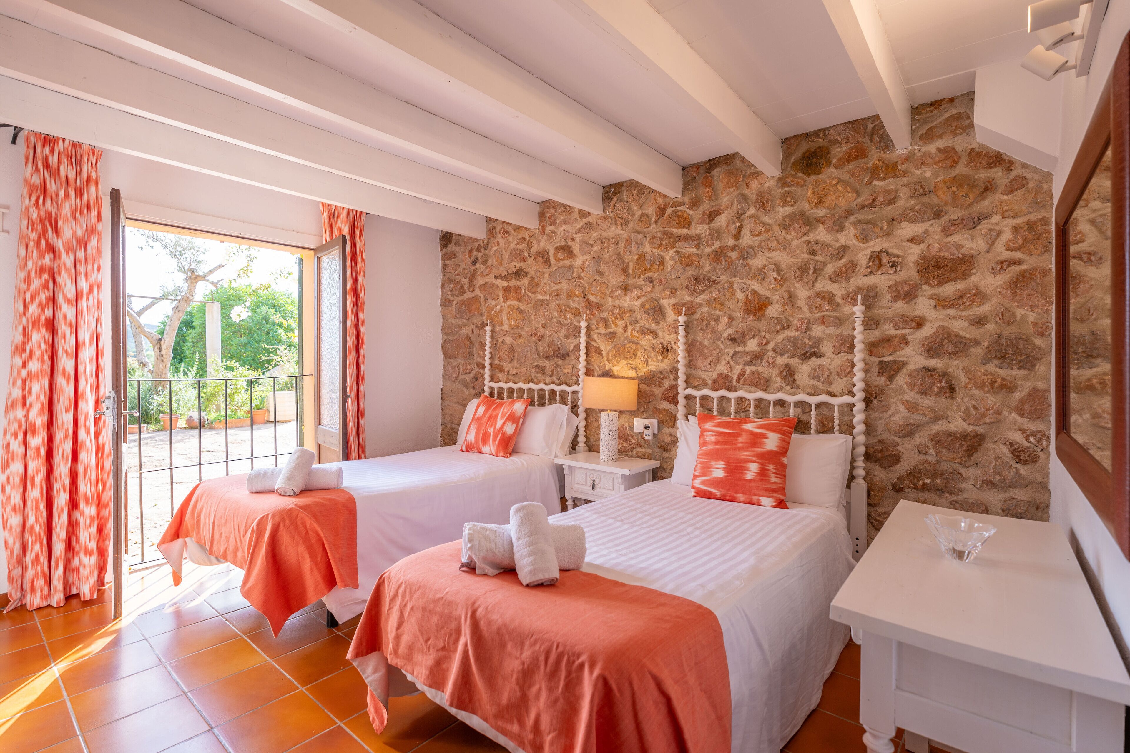 5 bedrooms, iron/ironing board, free WiFi, bed sheets