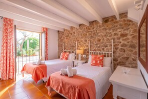 5 bedrooms, iron/ironing board, free WiFi, bed sheets