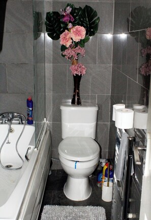 Ferienhaus | Badezimmer | Duschwanne, Komfortbadewanne, Haartrockner, Handtücher
