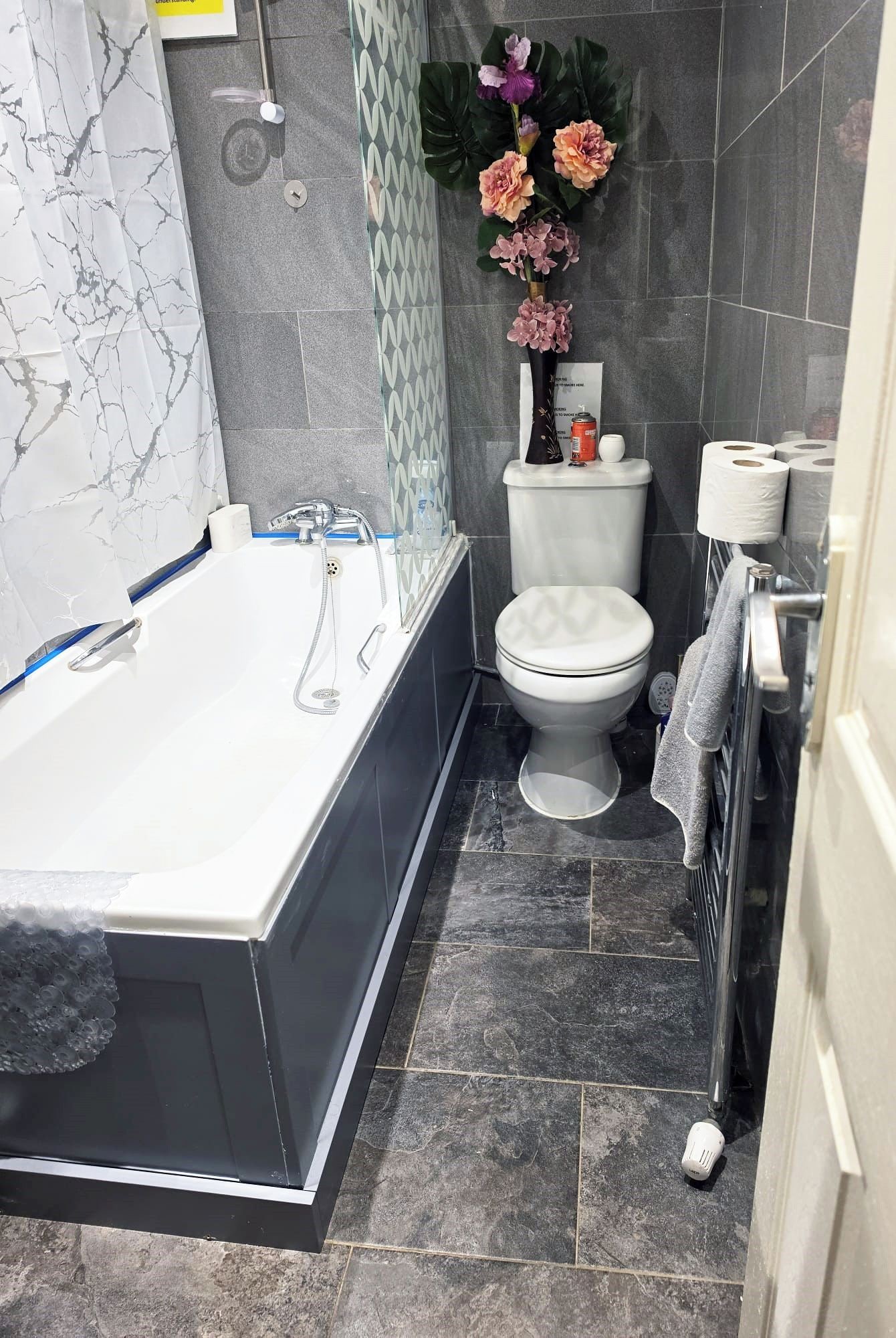 Un baño moderno con bañera, inodoro y ducha.