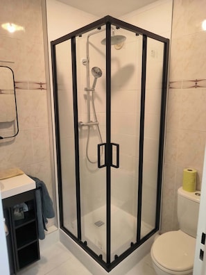 Doccia, asciugamani, sapone, shampoo