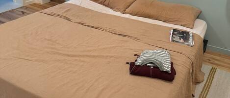 4 bedrooms, iron/ironing board, WiFi, bed sheets