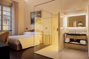 Golden Honey Suite | Bathroom | Free toiletries, hair dryer, towels, soap - Palazzo Patrizi Suite & Spa (Siena)