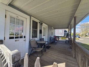 Outdoor dining - Beach Apartment in Woodmont Milford (Milford)