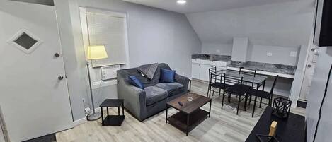 Een televisie en een kantoor