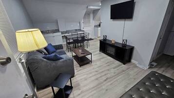 Een televisie en een kantoor