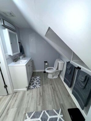 Shower, towels - Beach Apartment in Woodmont Milford (Milford)