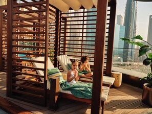 2 εσωτερικές πισίνες, 3 εξωτερικές πισίνες