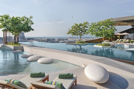 3 restaurantes, com serviƧo de almoƧo e jantar; culinƔria grega