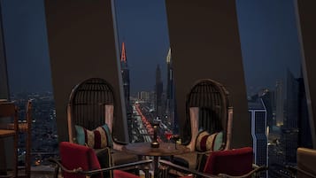 3 restaurants; lunch, dinner, and brunch served
