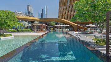 2 binnenzwembaden en 3 buitenzwembaden