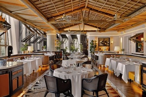 3 restaurantes; se sirven comidas, cenas y brunch
