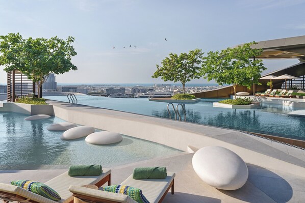 2 indoor pools, 3 outdoor pools