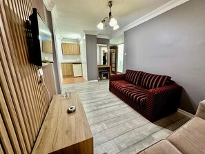 Skrivebord, skrivebord for bærbar PC og wi-fi (inkludert)