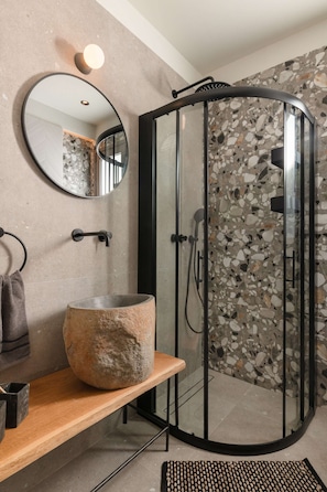 Bruser, hårtørrer, håndklæder