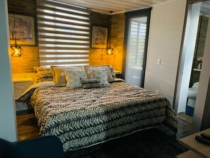 Blackout curtains, iron/ironing board - SUITES H&A 911 (Bogotá)