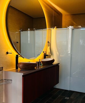 Suite Deluxe, vista a la ciudad | Baño | Tina con regadera, toallas, jabón, papel de baño 