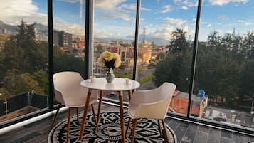 Suíte luxo, vista para a cidade | Área de estar