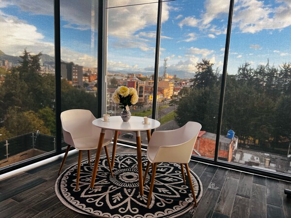 Deluxe Suite, City View | Living area - SUITES H&A 911 (Bogotá)