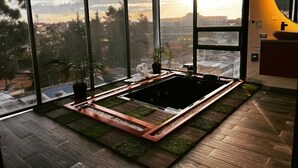 A modern bathroom with a large window, a bathtub, and a sink. - SUITES H&A 911 (Bogotá)