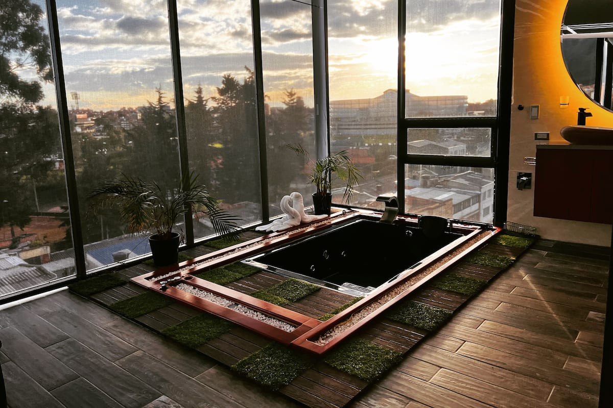 Deluxe Suite, City View | Bathroom