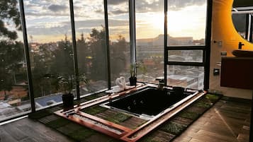 Deluxe-Suite, Stadtblick | Badezimmer | Duschwanne, Handtücher, Seife, Toilettenpapier