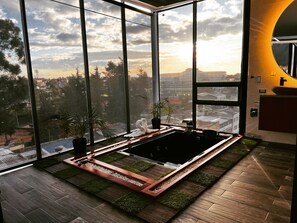 Deluxe Suite, City View | Bathroom | Combined shower/bathtub, towels, soap, toilet paper - SUITES H&A 911 (Bogotá)