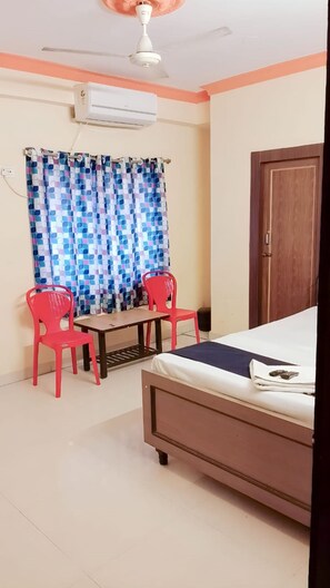 Double Room | Free WiFi, bed sheets - Trisha Guest House Baguiati (Barasat)