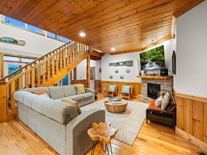 Een smart-tv, een open haard en videogames