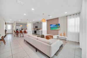 Televisión, futbolito y oficina 