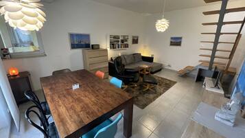 Smart-TV, bøker, stereoanlegg og printere