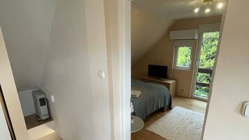 2 makuuhuonetta, työpöytä, silitysrauta/-lauta, ilmainen Wi-Fi