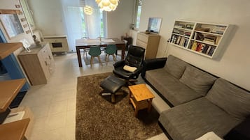 Een smart-tv, boeken, een stereo en een printer