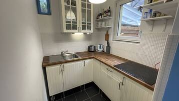 Jääkaappi, mikroaaltouuni, liesi, kahvin-/teenkeitin