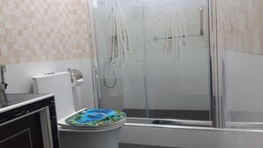 Douche, séchoir à cheveux, bidet, serviettes fournies