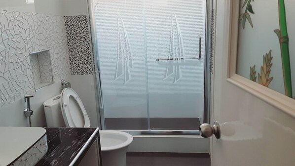 Douche, séchoir à cheveux, bidet, serviettes fournies