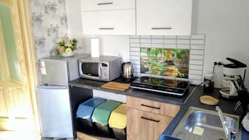 Refrigerador, microondas, parrilla de estufa y cafetera y tetera