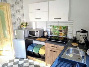 Jääkaappi, mikroaaltouuni, liesi, kahvin-/teenkeitin